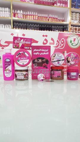 باك متكامل بالورد للعناية بالبشرة والجسم والشعر