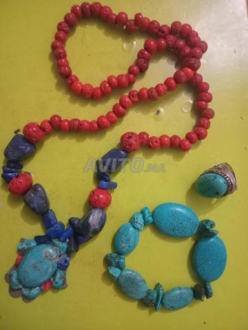 قلادات وأساور من الأحجار الكريمة... - 2