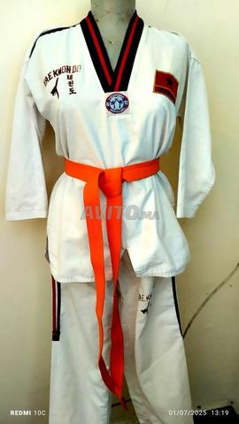 كسيوات تيكواندو بأحزمة بيضاء وملونة