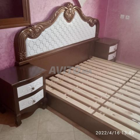 Chambre à coucher en bois de luxe avec lit, tables de chevet, coiffeuse