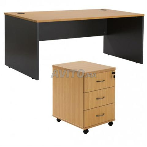 Bureau avec 3 chaises\table de réunion\vestiaire