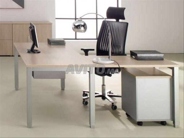 Bureau avec 3 chaises\table de réunion\vestiaire - 2