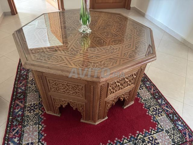 طاولة من خشب الأرز مع نحت