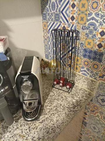 ماكينة قهوة كبسولات مع حامل