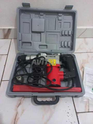 مطرقة كهربائية مع علبة