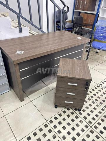 Bureau importé avec un design moderne et de haute qualité
