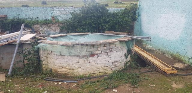 بيت و أرض للبيع على شارع رئيسي.