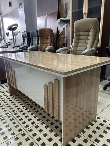 مكتب عصري بتصميم أنيق وجودة ممتازة