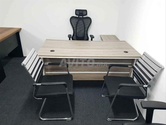 مكتب أنيق يناسب مختلف المساحات