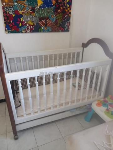 سرير للأطفال قابل للتعديل مع مرتبة