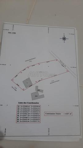 أرض كبيرة 1469 متر فيها منزل رائع ولديه إطلالة
