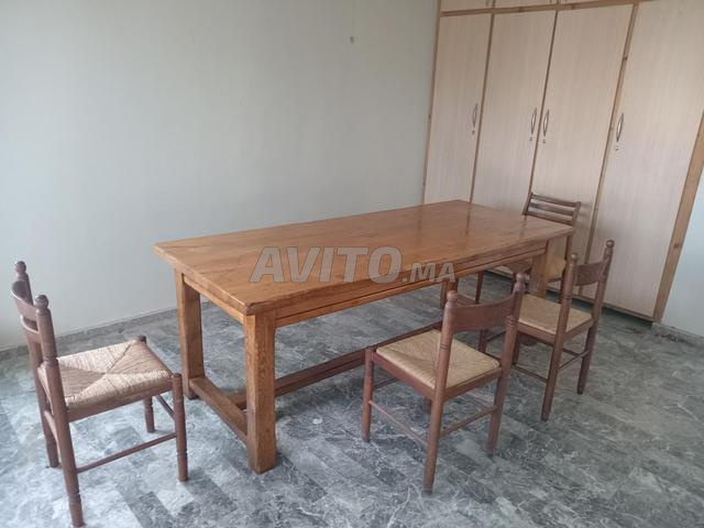 Table en bois naturel massif 2.20m avec 4 chaises de haute qualité