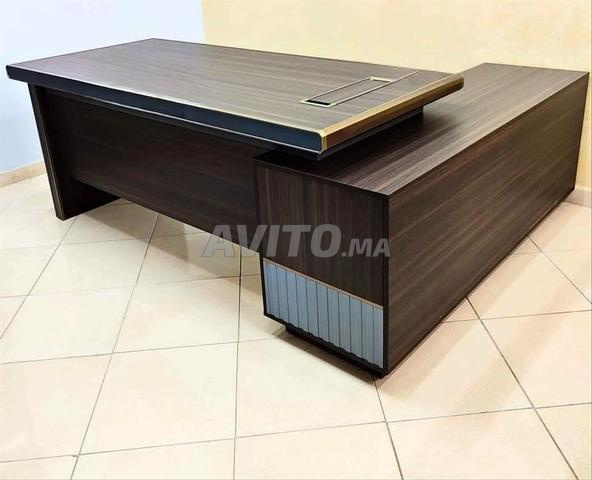 مكتب مدير عصري مصمم للراحة