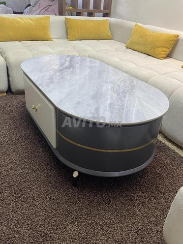 طاولة بيضاوية عصرية من الرخام مع 2 أدراج