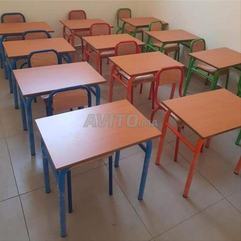 لوحة مدرسية بمقعدين