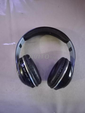 سماعة بلوتوث مع شاحنها