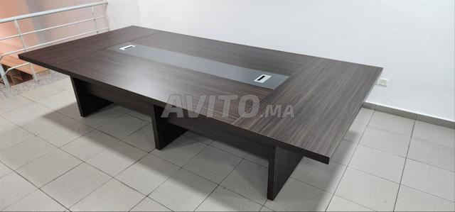 طاولة مؤتمر عملية وأنيقة