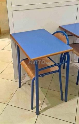 Equipement de classes avec des tables et des chaises professionnelles