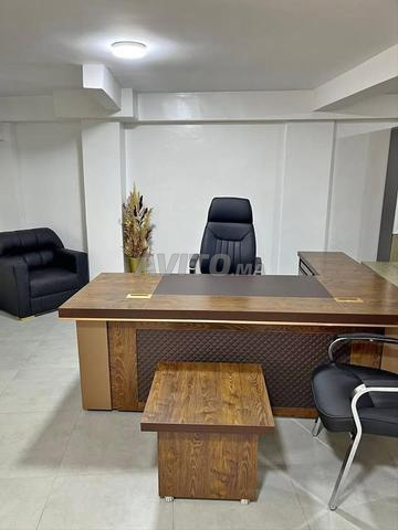 مكتب عصري بتشطيب رائع