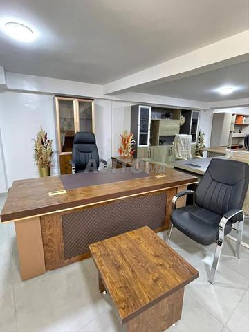 Bureau contemporain avec finitions impeccables