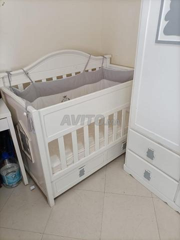 سرير بقضبان وطاولة تغيير