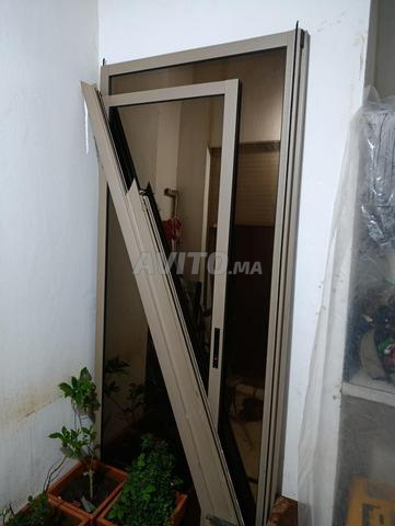 ألومنيوم وزجاج يتصل بي الهاتف