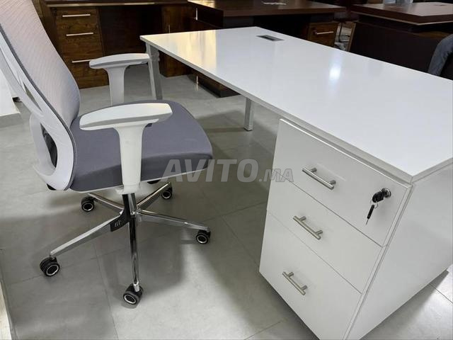 أثاث صناعي بنمط علوي - عصري وقوي