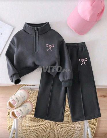 بدلة رياضية رمادية داكنة بعقد وردية مقاس 4 أو 5 أو 6 سنوات