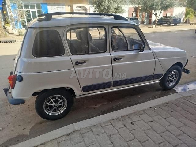 Voiture r4 à Khemisset