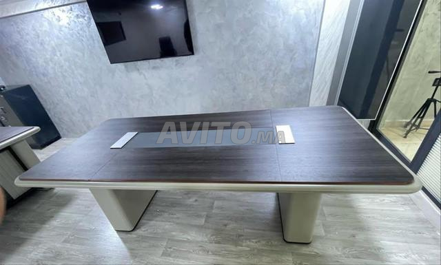 Bureaux, chaises confortables, tables de réunion, armoires