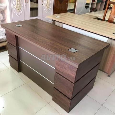 مكتب مع وحدة إرجاع وأدراج