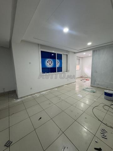 مكتب ذو ثلاث واجهات