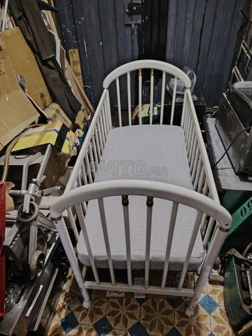 Lit pour bébé en bois massif avec deux tiroirs