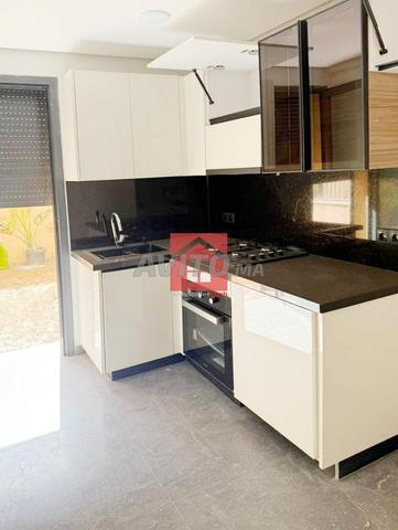 المنزل المزدوج الحديث مع طابق مفتوح للإيجار شهريا