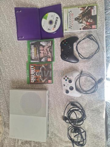 Pack xbox one s avec deux mannettes et 30 jeux