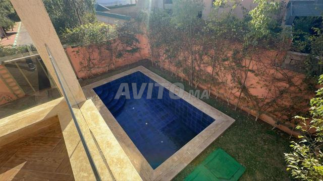 فيلا بمستوى عال مع مسبح وسطح للإيجار في تركة