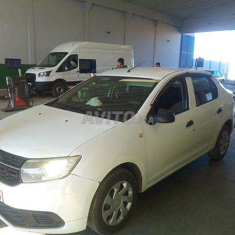 Voiture Dacia Logan propre, couleur blanche