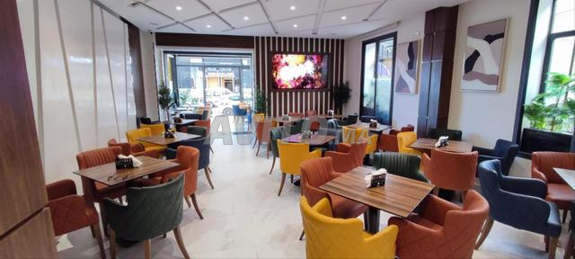 مقهى-مطعم رائع - في قلب المدينة - شبه جديد