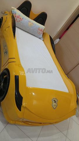 سرير أطفال على شكل سيارة للبيع