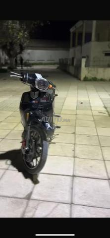 Moto encore neuve, moteur 150cc, pot d'échappement 150