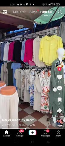 Boutique de vêtements pour femmes bien équipée