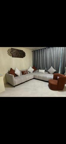 كنبة على شكل حرف L وكرسي بذراعين مع سجادة - 2