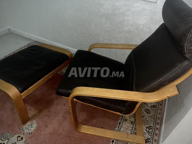 كرسي "إيكيا" من الجلد الأسود مع مسند قدم مريح - 2