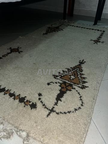 غرفة نوم كاملة سرير طاولة بجانب السرير سجاد