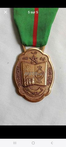 Salam. J'ai une médaille à vendre.