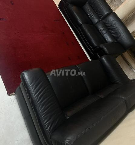 صالون أنيق 2 كنبات جلد أسود سجادة كبيرة