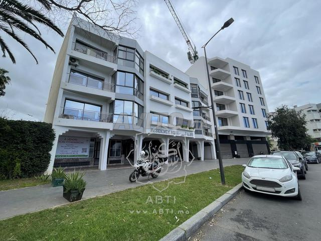 Local 154m² avec terrasse en face marché l'oasis