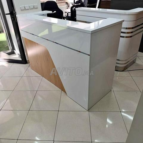 Bureau d'accueil importé avec un design luxueux et une présence professionnelle