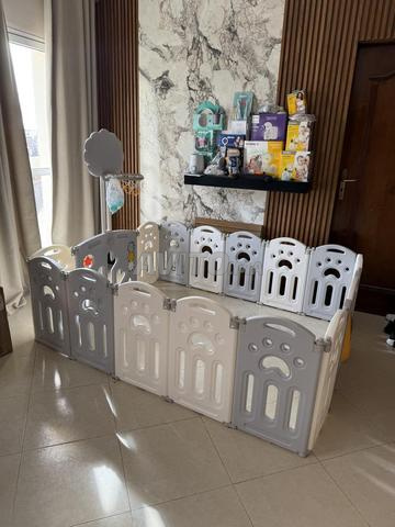 حظيرة أطفال كبيرة جدا