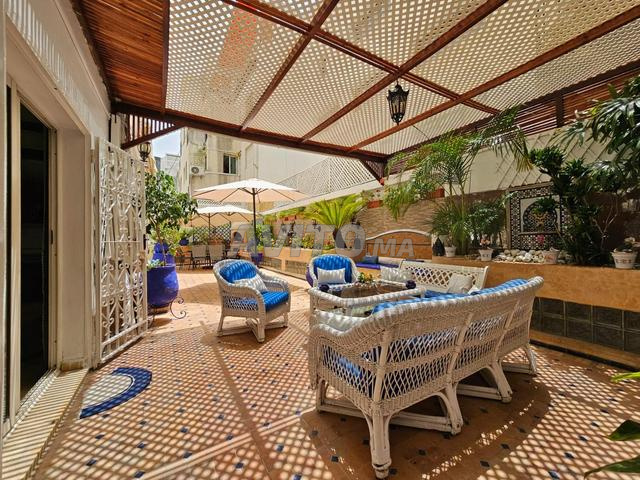 شقة جميلة جدا مع شرفة كبيرة